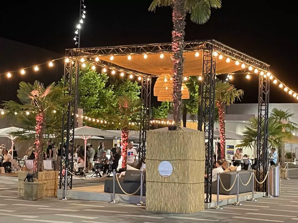 Übersicht über den illuminierten Außenbereich beim Midnight Shopping in Metzingen: Lichtdesign mit kabelloser Architekturbeleuchtung und atmosphärischer Ambientebeleuchtung.